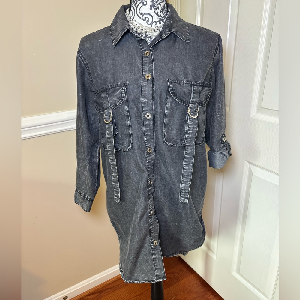 Kroix- Women’s Jacket/ Shirt Denim, black &
Distressed, Size Lg.